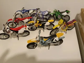 Motos a escala 1:43  8 unidades