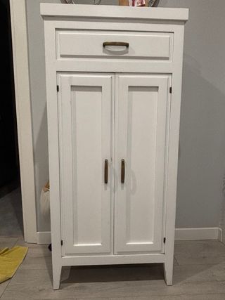 Zapatero blanco con cajón de madera