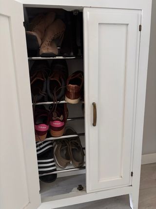 Zapatero blanco con cajón de madera