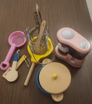 Cocinita de madera con accesorios