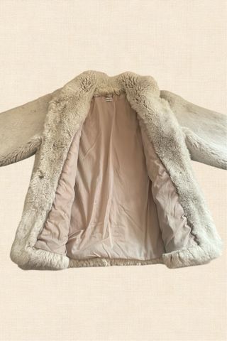 Pelliccia sintetica color ghiaccio – modello corto