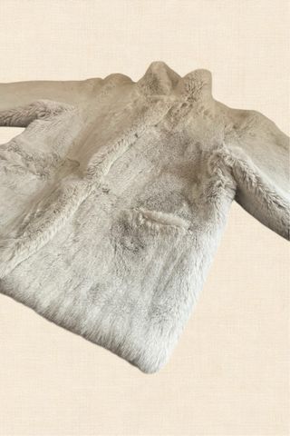 Pelliccia sintetica color ghiaccio – modello corto