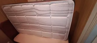 Cama con somier de madera, colchón viscoelástica