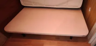 Cama con somier de madera, colchón viscoelástica