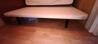 Cama con somier de madera, colchón viscoelástica