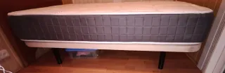 Cama con somier de madera, colchón viscoelástica
