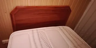 Cama con somier de madera, colchón viscoelástica