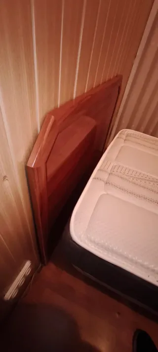 Cama con somier de madera, colchón viscoelástica