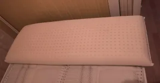 Cama con somier de madera, colchón viscoelástica