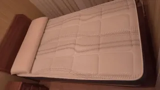 Cama con somier de madera, colchón viscoelástica