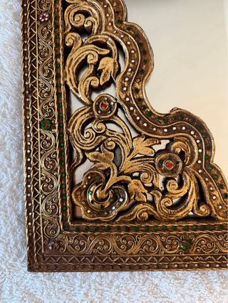 Espejo decorativo tallado dorado
