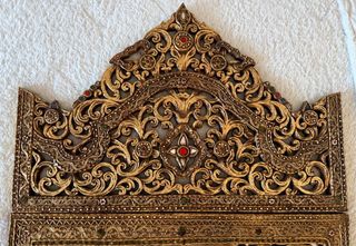 Espejo decorativo tallado dorado