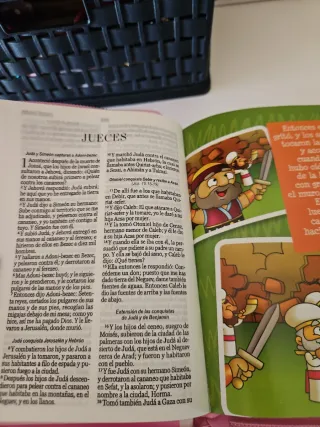 Biblia rosa niña