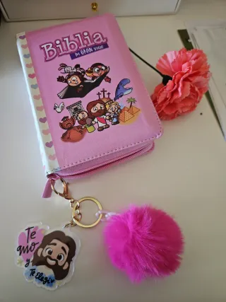 Biblia rosa niña
