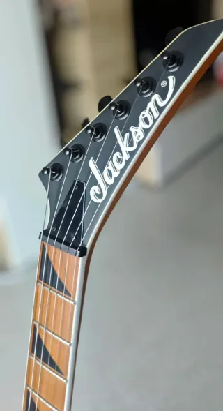 Jackson JS24 DKAM con mejoras