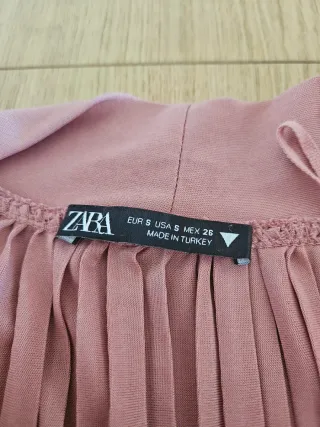 Vestido Zara rosa plisado con cinturón