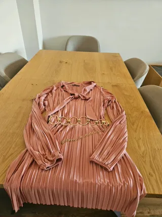 Vestido Zara rosa plisado con cinturón