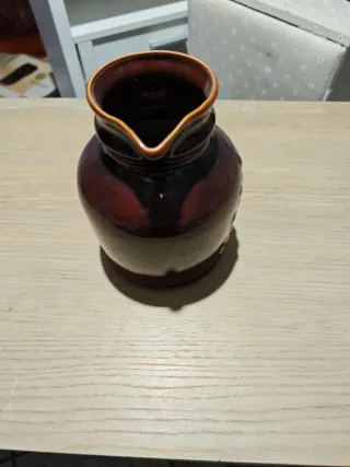 Jarrón de cerámica marrón