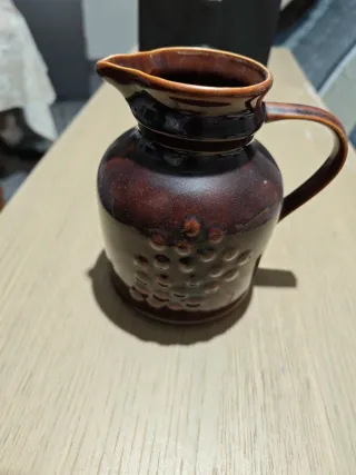 Jarrón de cerámica marrón