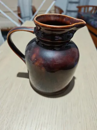 Jarrón de cerámica marrón