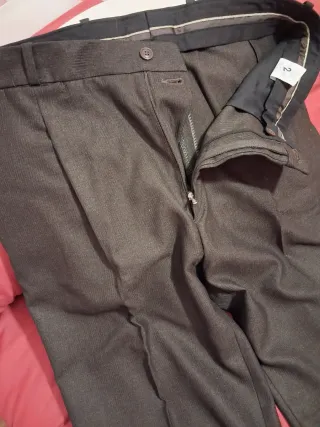 Pantalón fino de hombre marrón
