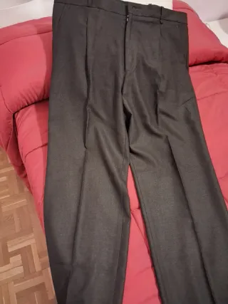 Pantalón fino de hombre marrón