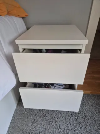 Mesita de noche blanca de madera