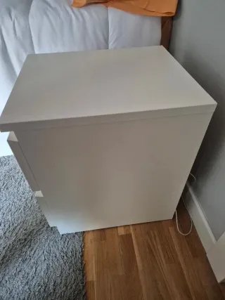 Mesita de noche blanca de madera