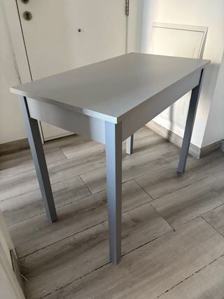 Mesa de cocina gris madera