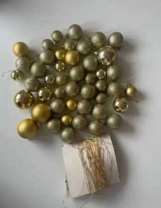 Árbol de Navidad con adornos dorados