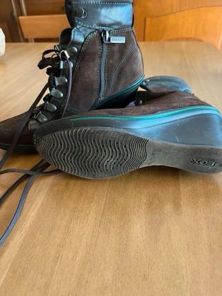 Stivaletti scamosciati marroni con lacci