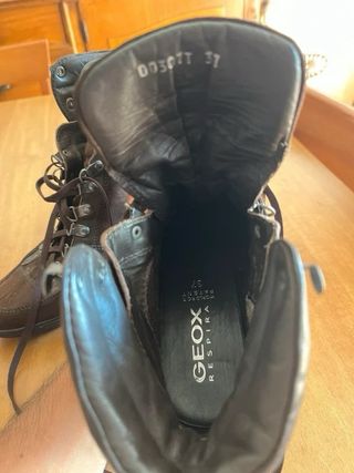 Stivaletti scamosciati marroni con lacci