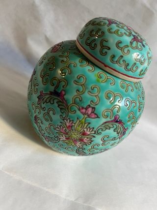 Tibor chino verde con flores