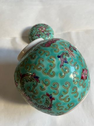 Tibor chino verde con flores