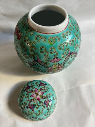 Tibor chino verde con flores