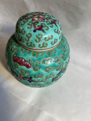 Tibor chino verde con flores