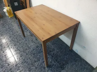 Mesa de comedor de madera