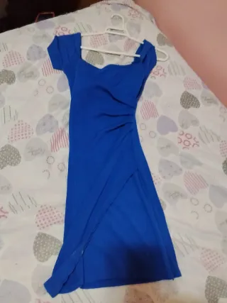 Vestido azul con abertura y fruncido