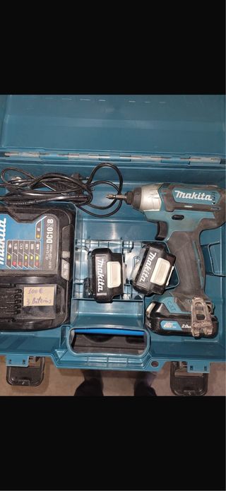 Taladro Makita con cargador y 3 baterías