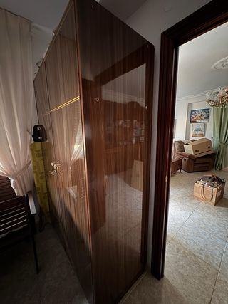 Armario de madera contrachapada marrón