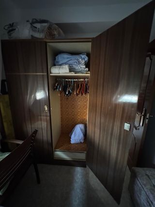 Armario de madera contrachapada marrón