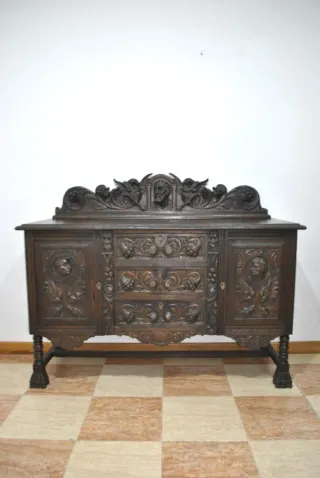 Antiguo aparador tallado Renacimiento