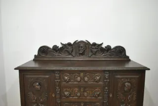 Antiguo aparador tallado Renacimiento