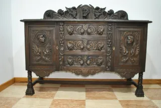 Antiguo aparador tallado Renacimiento