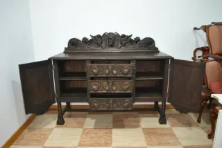 Antiguo aparador tallado Renacimiento