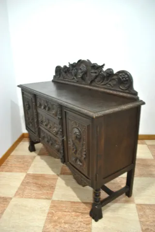Antiguo aparador tallado Renacimiento