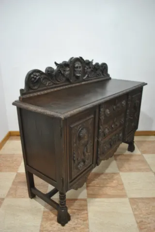 Antiguo aparador tallado Renacimiento