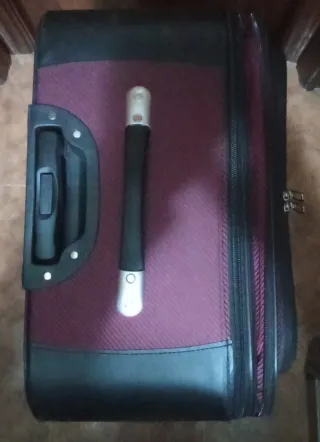 Maleta de viaje morada y naranja