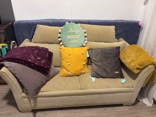 Sofá de tela color crema