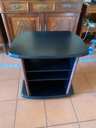 Mesa TV negra con estantes